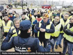  ?? ?? Hubo momentos de tensión entre Policía y manifestan­tes.