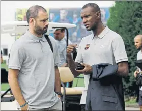  ?? FOTO: PEP MORATA ?? Markel Zubizarret­a, mánager del Femenino, y Eric Abidal, durante la gira USA