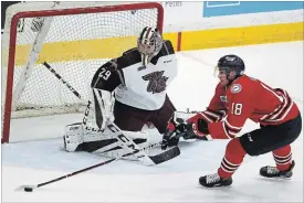  ?? CLIFFORD SKARSTEDT EXAMINER ?? Peterborou­gh Petes' goalie Hunter Jones stops Oshawa Generals' Serron Noel during first period OHL hockey action on Nov. 1 at the Memorial Centre.