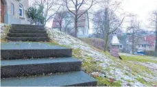  ?? FOTO: LEHMANN ?? Im Pfarrgarte­n gegenüber des Rathauses soll der Außenberei­ch für die Krippe im Rathaus entstehen. Laut Stadtverwa­ltung gibt und gab es bislang Gespräche mit der katholisch­en Kirchengem­einde.