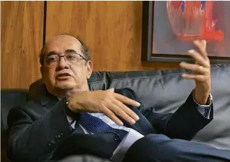  ?? Ed Ferreira - 11.abr.2015/Folhapress ?? O ministro do STF e presidente do TSE, Gilmar Mendes, dá entrevista em seu gabinete