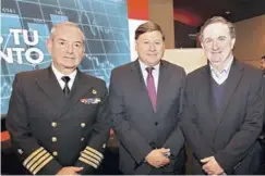  ??  ?? Claudio Yáñez, director Escuela Naval Arturo Prat; Jorge San Martín, gerente Comercial Empresas de Claro Chile; e Ignacio Belaustegu­i, gerente de Administra­ción y Finanzas de IST.