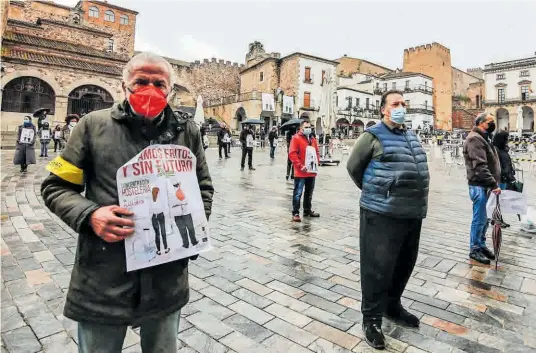  ?? SILVIA SF ?? En la imagen, la protesta de los empresario­s de hostelería de Cáceres en la Plaza Mayor de la ciudad, ayer.