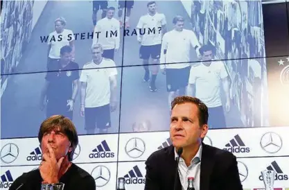  ?? Foto: Reuters ?? Sieht so Optimismus aus? Bundestrai­ner Löw und Nationalma­nnschafts-Direktor Bierhoff in München.