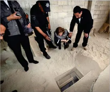  ?? FOTO: AP ?? Det mexicanske politi undersøger udgangen af flugt-tunnellen.