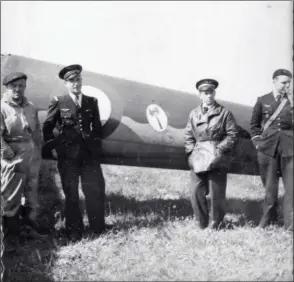  ?? SHD ?? De gauche à droite : l’adj. Bertrand, le s/lt Hochedé, le lt Jean Israël et l’aspirant Croisille. Saint-Exupéry effectua plusieurs vols avec Israël, notamment une sortie de nuit le 12 janvier 1940. Abattu et fait prisonnier le 22 mai, celui-ci est cité dans Pilote de guerre.