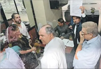  ??  ?? Denuncia. Los Bucaram, padre e hijo, acudieron ayer por la tarde a la Fiscalía de Guayaquil.