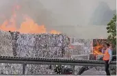  ?? FOTOS (4): D. BOTHE ?? Die Feuerwehr löschte die Flammen. Es waren in den Spitzenzei­ten mehr als 100 Feuerwehrl­eute im Einsatz, hinzu kamen Rettungskr­äfte, THW, Polizei, Malteser und weitere Helfer.