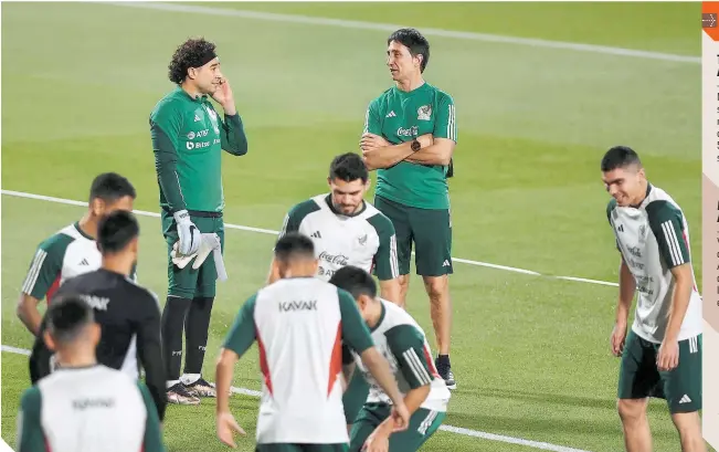  ?? FOTOS: ÉRIK ESTRELLA / ENVIADO ?? No hay tiempo para relajarse. Apenas unas horas después de llegar a la sede mundialist­a, los jugadores de México tuvieron su primer entrenamie­nto.