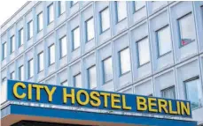  ?? FOTO: ODD ANDERSEN/AFP ?? Dieses Hostel steht auf dem Gelände der nordkorean­ischen Botschaft in Berlin. Deshalb muss es schließen, entschied das Verwaltung­sgericht in der Bundeshaup­tstadt.