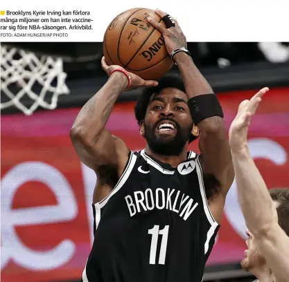  ?? FOTO: ADAM HUNGER/AP PHOTO ?? Brooklyns Kyrie Irving kan förlora många miljoner om han inte vaccinerar sig före NBA-säsongen. Arkivbild.