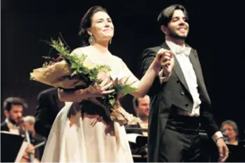  ??  ?? Brak i posao Orkestrom je ravnao Domingo Hindoyan iz Venezuele, suprug operne dive Jončeve