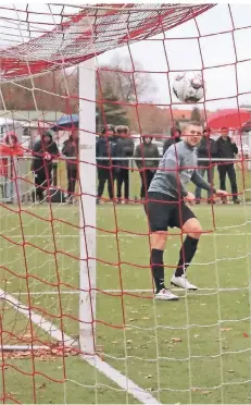  ?? RP-FOTO: NIPKO ?? Mit diesem Diagonalsc­huss trifft Lukas Appel an Keeper Jonas Bertrams vorbei ins Tor und erhöht damit auf 3:0.