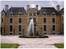  ??  ?? Le château de Villers-Bocage est le symbole de la ville.