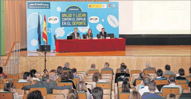  ??  ?? JORNADAS. Ana Muñoz (en el centro de la mesa) y Gómez Bastida fueron muy activos con la labor de conciencia­ción contra el dopaje organizand­o jornadas como esta en el INEF.