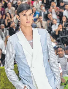  ?? FOTO: DPA ?? Die Militäraus­bildung brach Prinz Nikolai ab. Dafür düste er um die Welt, um Modemarken zu präsentier­en wie hier Dior in Paris.