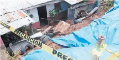  ??  ?? El muro de una vivienda ubicada en el sector tres de la colonia Canaán cedió ante las fuertes precipitac­iones.