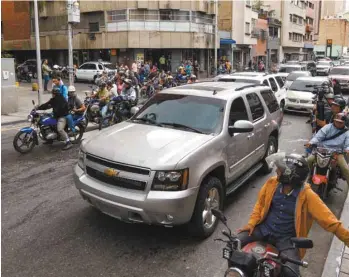  ?? MATIAS DELACROIX ASSOCIATED PRESS ?? Des députés d’opposition soutiennen­t que leur véhicule a été atteint par des pierres et des coups de feu, tirés par des partisans de Nicolas Maduro, mercredi, à Caracas.