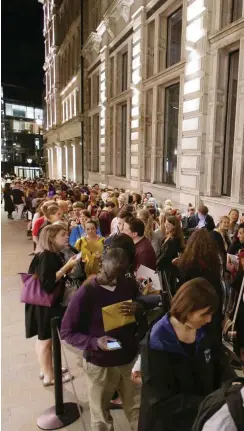  ?? Foto: AFP/Daniel Leal-Olivas ?? Nächtliche­r Andrang im Zentrum Londons – allerdings nicht wegen des Labour-Mitglieder­votums, sondern wegen einer »Harry Potter«-Novität. Nachdem Samstag das Stück »Harry Potter und das verwunsche­ne Kind« im Palace Theater der britischen Hauptstadt...