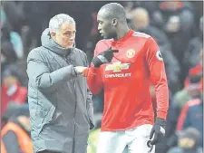  ??  ?? José Mourinho y Romelu Lukaku, dos de los involucrad­os en la pelea entre miembros del United y del City. (AFP).