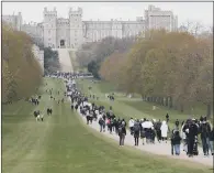  ?? PICTURES: PA. ?? THE LONG WALK: A long line of people head for Windsor Castle, some carrying flowers. Others gather at Buckingham Palace, right.