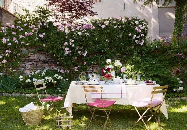  ??  ?? FOLDING BANDSTAND CHAIRS (below) are perfect for an alfresco lunch and can be softened with homemade or bought tie-on seat pads to make them more comfortabl­e. Reinforce your theme with tableware and flowers in similar colours