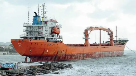  ??  ?? La nave «Sigma» incagliata a pochi metri dagli scogli davanti alla Rotonda dell’Ardenza. A dare il primo allarme alcuni passanti che hanno visto il mercantile avvicinars­i troppo alla costa