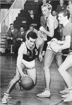  ?? BILD: OTB-ARCHIV ?? Trotz nur 1,80 Metern ein ganz Großer im Basketball: HansDieter Niedlich am 27. Mai 1967 in seinem letzten Spiel für den OTB gegen den VfL Osnabrück