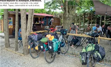  ??  ?? Pause déjeuner à L’estanquet, à Gardouch, le rendez-vous des « cyclards » du canal du Midi. Tapas, conviviali­té et rack à vélos.