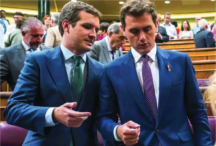  ?? ALBERTO R. ROLDÁN ?? Pablo Casado y Albert Rivera charlan en el Congreso en una imagen de archivo