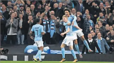  ??  ?? TRES TRIUNFOS. Sterling, De Bruyne y Sané celebran un gol al Nápoles. El City ha sumado los 9 puntos.