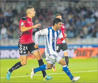  ?? FOTO: UNCITI ?? Vela, el tercero El mexicano acaba de empujar a gol el centro de Oyarzabal