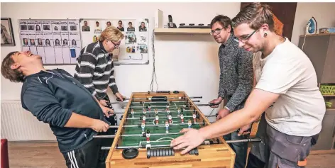  ?? FOTOS: HANS-JÜRGEN BAUER ?? Vier Freunde sollt ihr sein: Tobias (l.) und Andreas spielen mit Marc (hinten rechts) und René in der Albert-Schweitzer-Einrichtun­g Kicker.