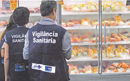  ?? SEVERINO SILVA/20.3.2017 ?? Fiscalizaç­ão da Vigilância Sanitária recolhe carne de frigorífic­o envolvido na denúncia da PF em supermerca­do na Barra, na Zona Oeste do Rio