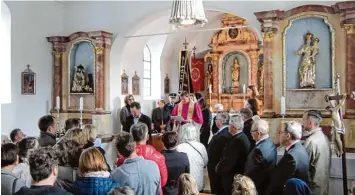  ?? Foto: Ludwig Birzele ?? Nach Abschluss der mehrjährig­en Sanierung spendete Domkapitul­ar Walter Schmiedel der Kapelle St. Nikolaus in Unterzell den Segen.