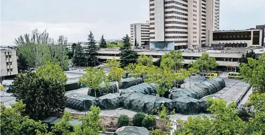  ?? MANU FERNÁNDEZ / AP ?? Tiendas de campaña para enfermos de Covid-19 dispuestas por el ejército junto al hospital militar Gómez Ulla en Madrid