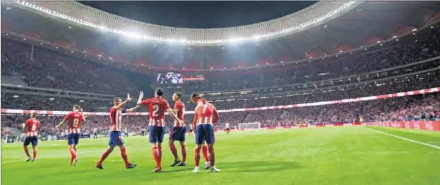  ??  ?? AMBIENTAZO. Los jugadores del Atlético celebran un gol en uno de los partidos jugados en el Wanda Metropolit­ano.