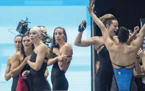  ?? FRANK GUNN/THE CANADIAN PRESS ?? Team Canada’s women’s relay team, left to right, Michelle Williams, Kylie Masse, Penny Oleksiak and Alexia Zevnik look up in disbelief after they were disqualifi­ed in the women’s 4x100m freestyle at the world short-course championsh­ips in Windsor on...