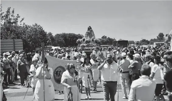  ?? ANDRÉS RODRÍGUEZ ?? La Reina de los Campos en procesión, ayer.