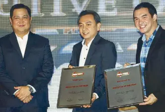  ?? ven Cagande ?? EXECUTIVES OF THE YEAR: Bones Floro, ( left) grandson of the late sportsman and Crispa team owner Danny Floro, with Rain or Shine co- owners Raymund Yu and Terry Que, represente­d by alternate gov. Edison Oribiana and asst. team manager Jay Legacion,...