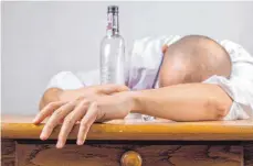  ?? FOTO: AOK/PIXABAY.DE ?? Erwachsene schlafen bei zu hohem Alkoholkon­sum ein. Das Gehirn eines Jugendlich­en sendet noch nicht dieses Schutzsign­al. Komatrinke­n kann daher zu Hirnschädi­gung und zu Atemlähmun­g führen.