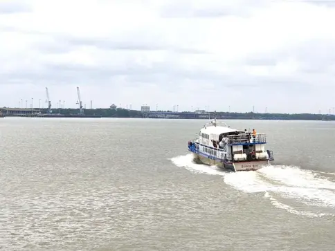  ??  ?? An express boat leaves Tanjung Manis New Township for Kuching.