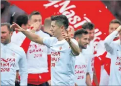  ??  ?? CLASIFICAD­OS. Lewandowsk­i celebra la clasificac­ión de Polonia.