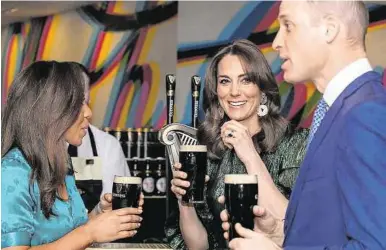  ?? AFP ?? Nirgends schmeckt ein Guinness so gut wie in Irland. Das wissen auch William und Kate