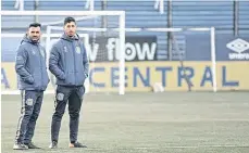  ?? /TWITTER ROSARIO CENTRAL. ?? El ‘Apache’ Tevez (izq.) dirigió ayer mismo su primera práctica con los ‘Canallas’.