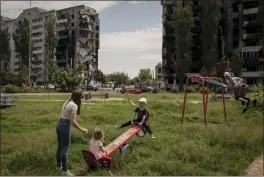  ?? NICOLE TUNG — THE NEW YORK TIMES ?? Children play surrounded by destroyed buildings in Borodyanka, Ukraine, on Thursday.