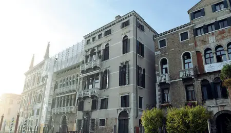  ?? (Foto Vision) ?? Palazzo Rampinelli Lanfranchi Al centro, con tinta più chiara, l’edificio venduto dalla famiglia Carraro alla famiglia Visentini