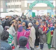  ?? HT PHOTO ?? Harried parents crowd outside a hospital in Srinagar as rumours of children dying after being administer­ed polio drops surfaced.