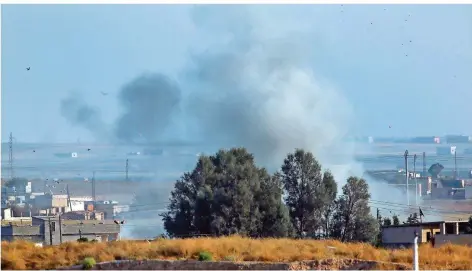  ?? FOTO: LEFTERIS PITARAKIS/AP/DPA ?? Rauch steigt während der Militäroff­ensive der Türkei gegen kurdische Milizen in Nordsyrien auf.