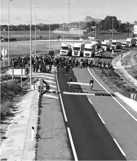  ??  ?? Activists blocking access to the A-2 highway in Lérida